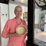 Michaela Kleimann steht in ihrem Geschäft „Fuchs und Hase“ in Marl-Polsum und hält eine getöpferte Schale in den Händen.