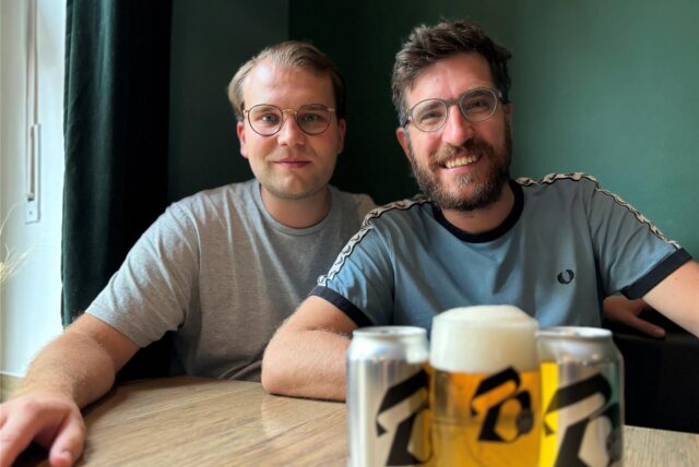 Marc Diegmann und Jan-Henrik Gruszecki im Brüderlich Restaurant im Dortmunder Kaiserviertel. In dem Restaurant wird auch ihr Export-Bier ausgeschenkt.