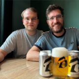 Marc Diegmann und Jan-Henrik Gruszecki im Brüderlich Restaurant im Dortmunder Kaiserviertel. In dem Restaurant wird auch ihr Export-Bier ausgeschenkt.