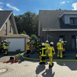 Mehrere Feuerwehrleute stehen vor einem Einfamilienhaus in Dorsten.