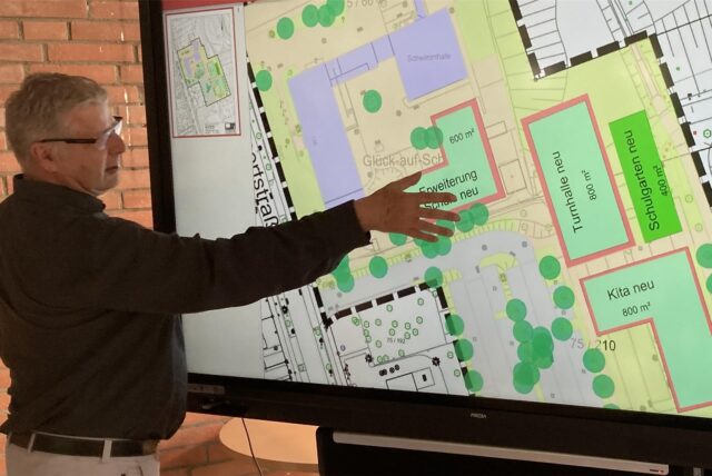 Stadtplanungsamtsleiter Markus Schaffrath hat die Pläne für die Kita und die Erweiterung der Glück-auf-Schule im Schulausschuss vorgestellt.