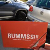 Rummss!!! steht auf einer Postkarte, die in Hannover vor eine gestellte Unfallsituation mit zwei Personenwagen gehalten wird. Bleiben Sie fair – wählen Sie 110 heißt es auf der Karte, die auf der Rückseite Tipps zum richtigen Verhalten nach einem Parkplatzrempler oder einer Schramme mit dem Einkaufswagen gibt. (Symbolbild)