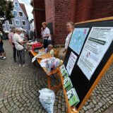 Verkaufsstand vor einer Kirche