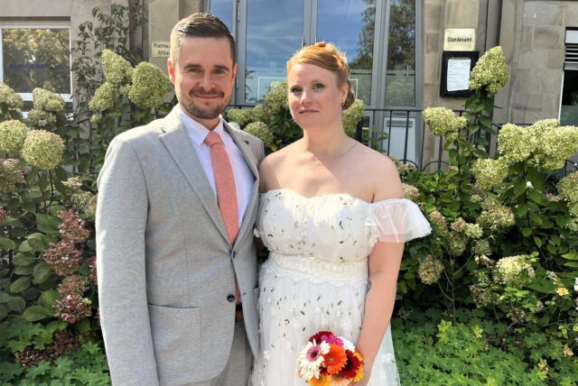 Nina und Felix Janßen vor dem Waltroper Rathaus.