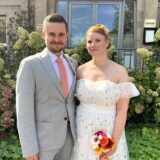 Nina und Felix Janßen vor dem Waltroper Rathaus.
