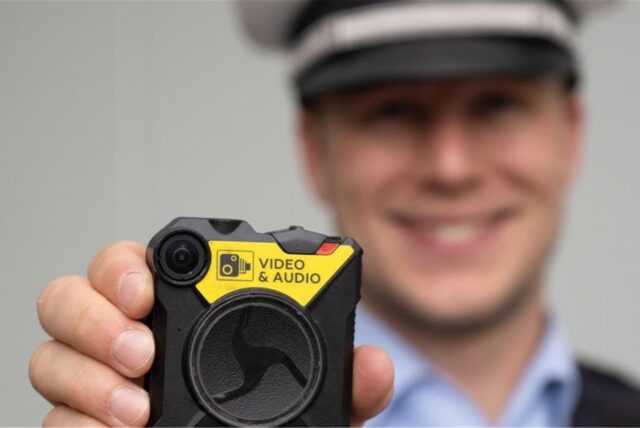 Die Polizei in NRW trägt im Wachdienst seit 2020 weitgehend flächendeckend solche Bodycams. Sie werden eingeschaltet, wenn der Polizist einen Angriff auf seine Person befürchtet. Die Kameras sollen in dieser Situation deeskalieren.