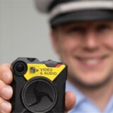 Die Polizei in NRW trägt im Wachdienst seit 2020 weitgehend flächendeckend solche Bodycams. Sie werden eingeschaltet, wenn der Polizist einen Angriff auf seine Person befürchtet. Die Kameras sollen in dieser Situation deeskalieren.