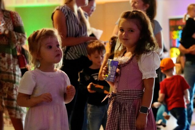 Kinder tanzen in der Westfalenhalle Dortmund.