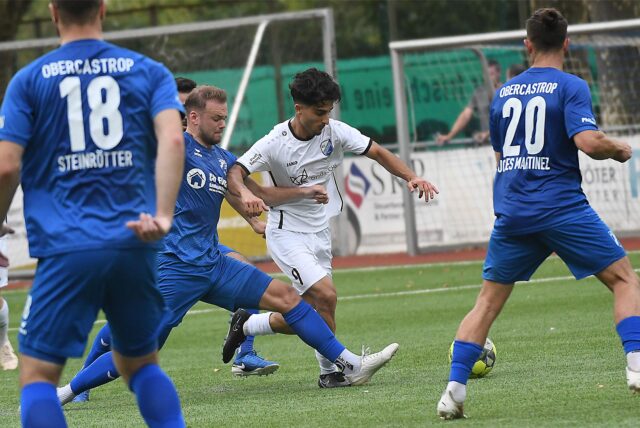 Der RSV Meinerzhagen (weiße Trikots) verspielte eine Führung beim SV Wacker Obercastrop.