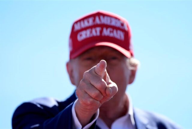 Der republikanische Präsidentschaftskandidat und ehemalige US-Präsident Donald Trump gestikuliert während einer Wahlkampfveranstaltung auf dem Central Wisconsin Airport.