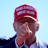 Der republikanische Präsidentschaftskandidat und ehemalige US-Präsident Donald Trump gestikuliert während einer Wahlkampfveranstaltung auf dem Central Wisconsin Airport.