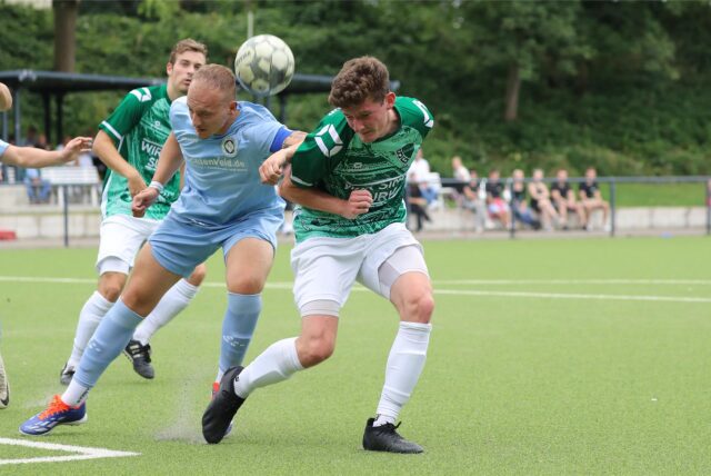 SSC-Spieler Nils Grabke (l.) kämpft gegen Tim Colen (SG Suderwich) um den Ball.