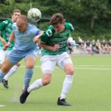 SSC-Spieler Nils Grabke (l.) kämpft gegen Tim Colen (SG Suderwich) um den Ball.