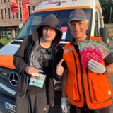 Zwei Männer stehen vor einem Auto.
