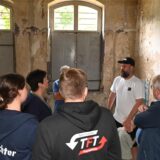 Mehrere Menschen stehen im Inneren des alten Bahnhofsgebäudes im Dorstener Stadtteil Wulfen.