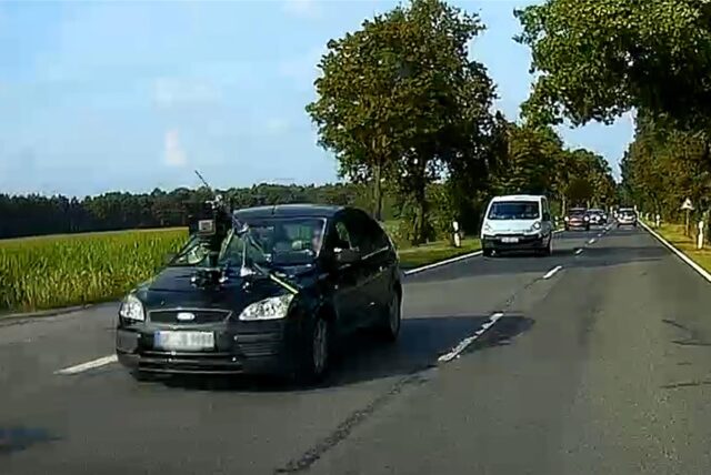 Ein Auto mit einer Filmkamera fährt auf einer Straße in Dorsten.