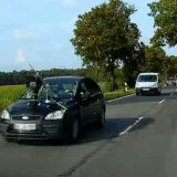 Ein Auto mit einer Filmkamera fährt auf einer Straße in Dorsten.