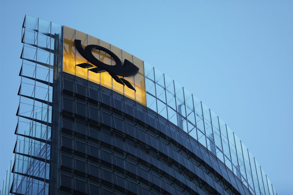 Das Logo der Deutschen Post leuchtet am Post-Tower, dem Unternehmenssitz des Post-Konzerns DHL. Das Logo der Deutschen Post leuchtet am Post-Tower, dem Unternehmenssitz des Post-Konzerns DHL.