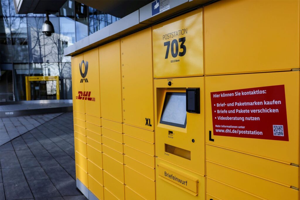 Ein Automat namens Poststation steht vor der Zentrale von DHL in Bonn. Ein Automat namens Poststation steht vor der Zentrale von DHL in Bonn.
