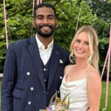 Chantal und Guru Ravindran stehen an der Traulocation vor einem Baum.