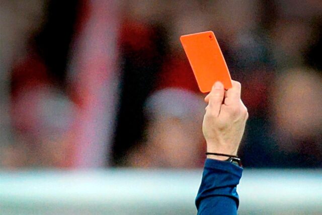 Rote Karte mit Folgen: Ein Spieler des SV Hochlar wurde nun vom Sportgericht wochenlang gesperrt.