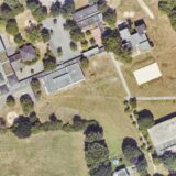 Auf dem Gelände der von Ketteler-Schule könnte ein dreizügiger Schulneubau entstehen. Damit würden mehrere Probleme in einem Streich erledigt, aber auch Kosten von rund 17 Millionen Euro auf die Stadt zurollen.