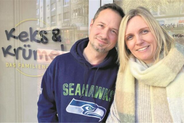 Marcus und Anika Dresp stehen vor der Tür des Familiencafés „Keks & Krümel“ in Waltrop.
