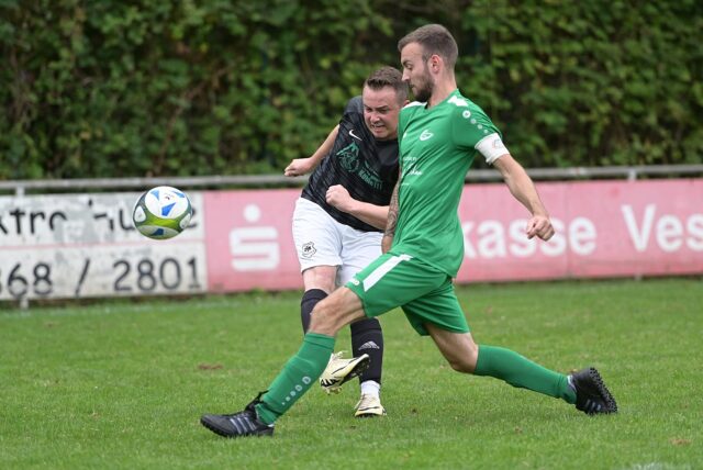 Justin Thiemann (l.) flankt den Ball vors Tor. Alexander Charizanis kommt zu spät.