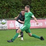 Justin Thiemann (l.) flankt den Ball vors Tor. Alexander Charizanis kommt zu spät.