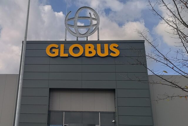 Die Spieler des VfR Rauxel tragen im Spitzenspiel VfB Habinghorst II ein Trikot mit Globus-Aufdruck.