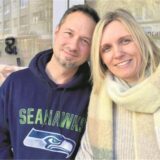 Marcus und Anika Dresp stehen vor der Tür des Familiencafés „Keks & Krümel“ in Waltrop.