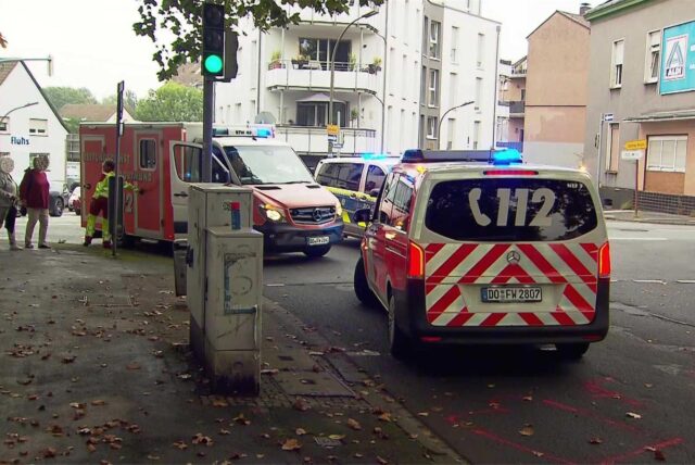 Rettungswagen und Polizeiwagen stehen auf der Steinhammerstraße in Dortmund-Marten.