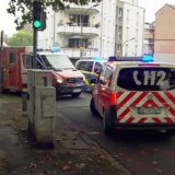 Rettungswagen und Polizeiwagen stehen auf der Steinhammerstraße in Dortmund-Marten.
