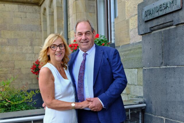 Die Eheleute Gabriele Krüler-Baltussen und Henricus Baltussen nach ihrer Trauung vor dem Rathaus in Recklinghausen