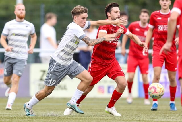 Jaime Borm vom FC Nordkirchen (l.) im Zweikampf mit Christopher Ransmann von Eintracht Ahaus.