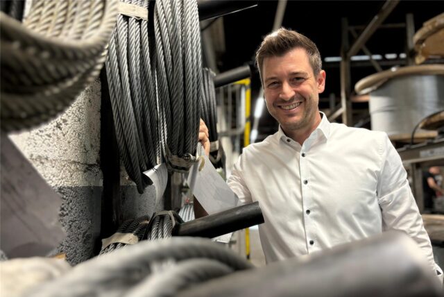 Tim Dolezych mit Stahlseilen in den Werkshallen seines Unternehmens.