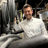Tim Dolezych mit Stahlseilen in den Werkshallen seines Unternehmens.