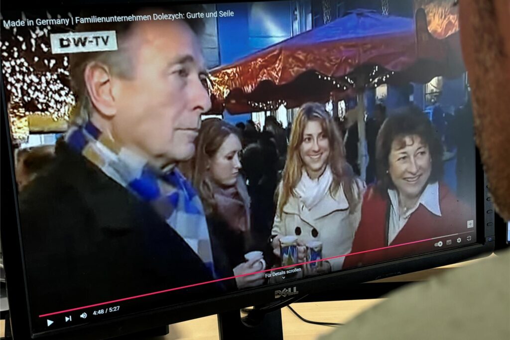 Eine Reporterin fragt Tim Dolezych, ob sein Vater gut Verantwortung abgeben könne.