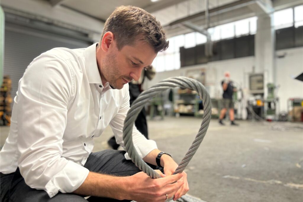 Stahlseile spielen bis heute eine wichtige Rolle im Geschäft von Dolezych. Eine der größten Innovationen des Unternehmens ist bis heute, dass sie zunehmend auf Polyester setzten, um Ladungen zu heben und zu sichern.