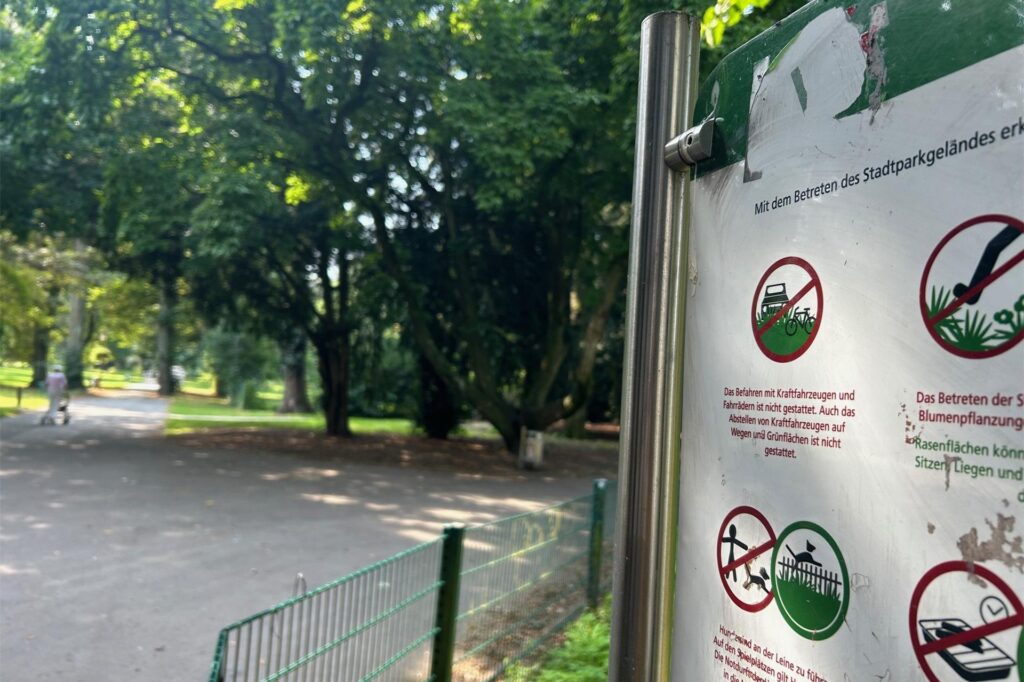 In vielen Dortmunder Westpark weisen Schilder auf das aktuell noch geltende Radfahr-Verbot hin. In vielen Dortmunder Westpark weisen Schilder auf das aktuell noch geltende Radfahr-Verbot hin.