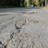 Risse und Schlaglöcher auf der Oestricher Straße.