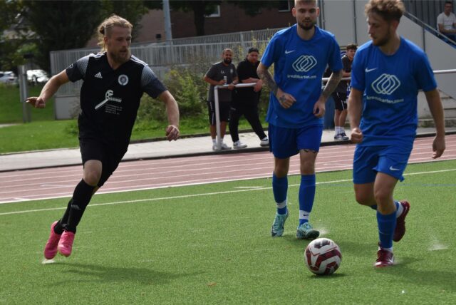 Schon gut eingelebt bei SW Meckinghoven hat sich Stürmer Kevin Suer (l.), hier noch im Trikot der SG Horneburg.