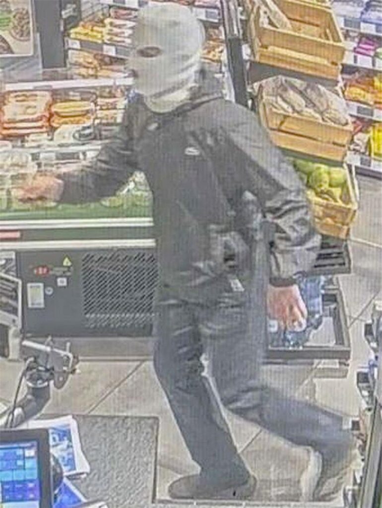 Fotos einer Überwachungskamera zeigen Überfall auf eine Tankstelle in Bottrop. Fotos einer Überwachungskamera zeigen Überfall auf eine Tankstelle in Bottrop.