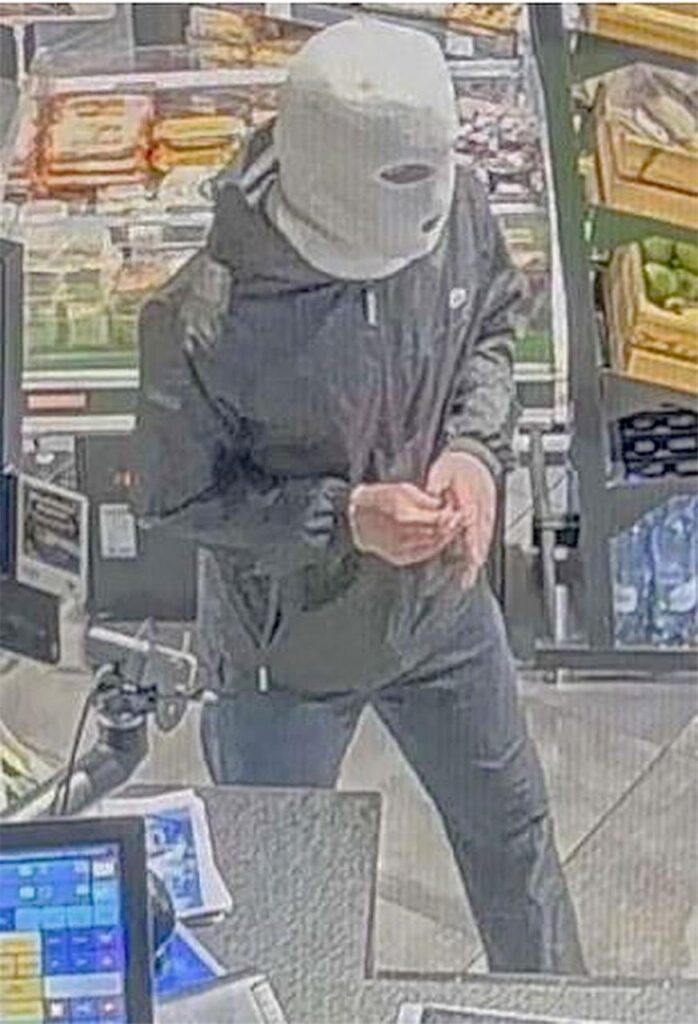 Fotos einer Überwachungskamera zeigen Überfall auf eine Tankstelle in Bottrop. Fotos einer Überwachungskamera zeigen Überfall auf eine Tankstelle in Bottrop.