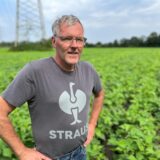Landwirt Dirk Feldhaus steht in einem Feld.