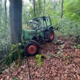 Ein Trecker ist in Hattingen einen Abhang hinuntergerutscht und gegen einen Baum geprallt. Er ist stark beschädigt.