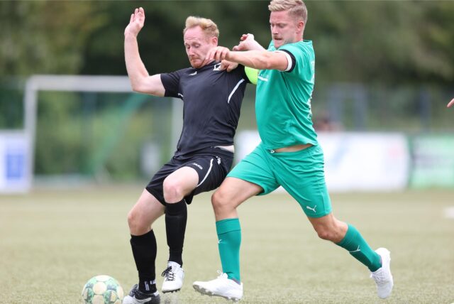 Philipp Schulze Twenhöven (l.) von GS Cappenberg im Zweikampf mit einem Spieler von Westfalia Wethmar.