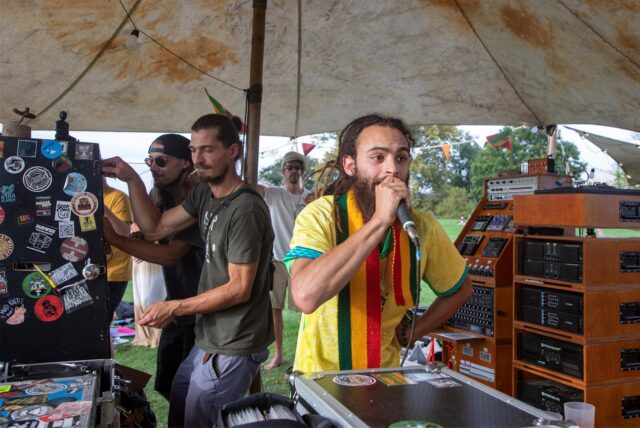Junior Roy, ein Sänger aus Frankreich, unterhält das Publikum beim JabbaDubbaDoo-Festival.
