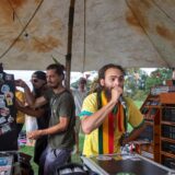 Junior Roy, ein Sänger aus Frankreich, unterhält das Publikum beim JabbaDubbaDoo-Festival.