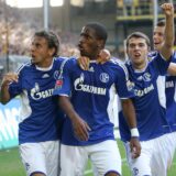 Levan Kenia (2.v.r.), hier mit Schalke 04 im Revierderby beim BVB im Jahr 2009, ist sich weiter uneinig mit einem Regionalligisten.